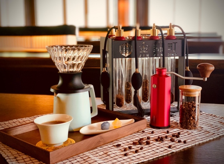 「三希堂」以簡約設計呼應故宮深厚的藝術氛圍,館內提供中式茶飲、咖啡與輕食餐點,特別呼應展覽與館藏的特色設計料理與甜點,讓飲食成為文化體驗。展