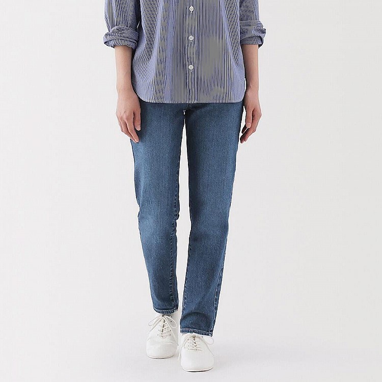 無印良品這款彈性丹寧直筒褲，舒適度、顯瘦度一次雙殺！版型介於合身與直筒之間，從大腿到小腿呈現筆直線條，能有效修飾腿型，又比緊身褲更俐落，隨便配襯衫或T-shirt都很乾淨耐看。