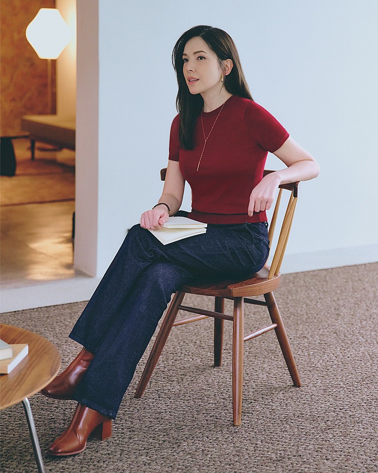 蟬聯兩屆金鐘視后的許瑋甯，向來以精湛演技與溫柔堅毅的特質深受喜愛。這回產後首度公開露面，她在最新釋出的形象大片中亮相，依舊狀態滿分，氣質優雅不減，完美詮釋女神風采。