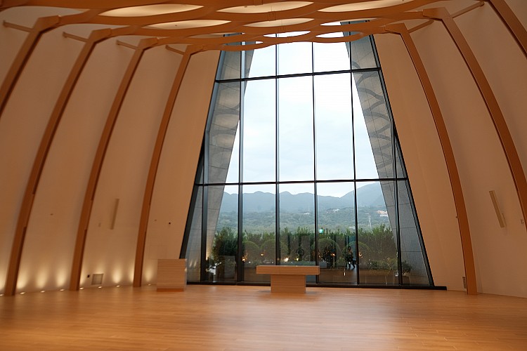 挑高10米的泉曦教堂以一抹潔白勾勒儀式氛圍，可容納180位賓客，空間靜謐而莊重