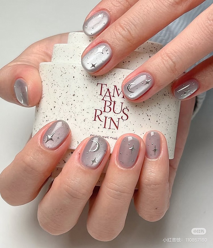 銀色光療美甲推薦3：璀璨星辰