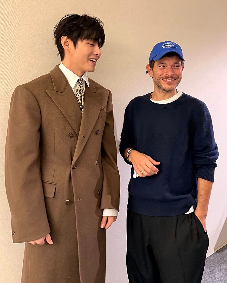 BTS金泰亨（左）在社群上曬出與Celine新任創意總監Michael Rider（右）的合影