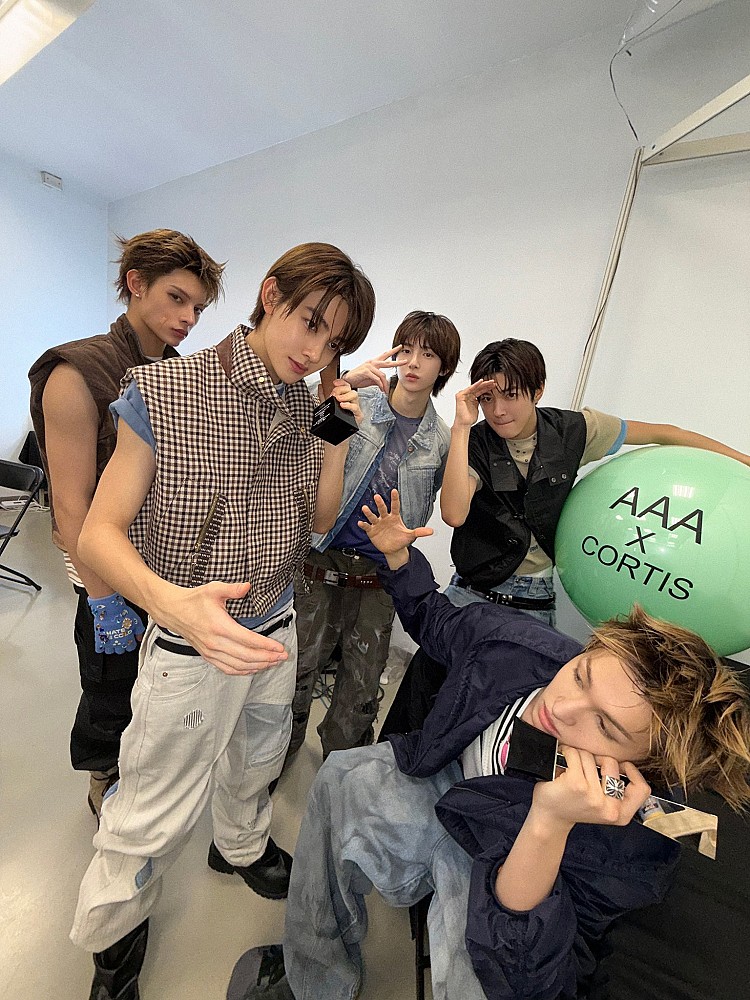 由CORTIS造型總監Actoy與Namesake聯手設計，本次舞台服融合 AW25 標誌性單品、SS26 未發表新品與舞台限定款，打造出俐落卻富層次、低調卻極具力量的舞台造型，讓焦點完全落在五位成員的舞台能量上，有個性卻不過度張揚。