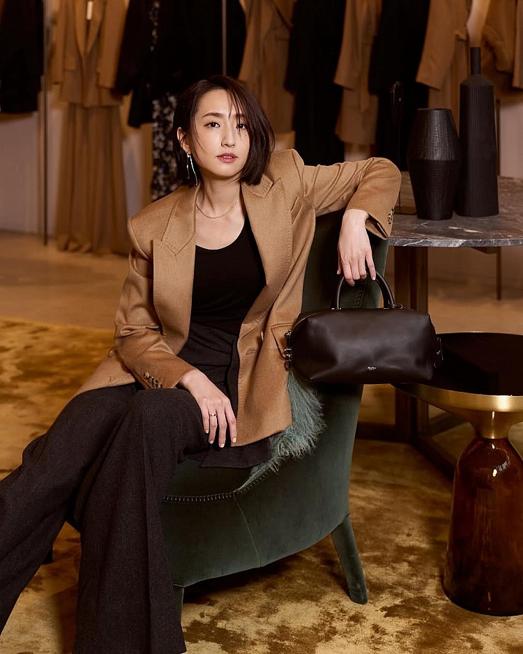 柯佳嬿穿上Max Mara經典Olimpia jacket，剪裁俐落輕盈，內搭黑色背心與深棕色寬褲，透過簡化層次讓結構感自然浮現。