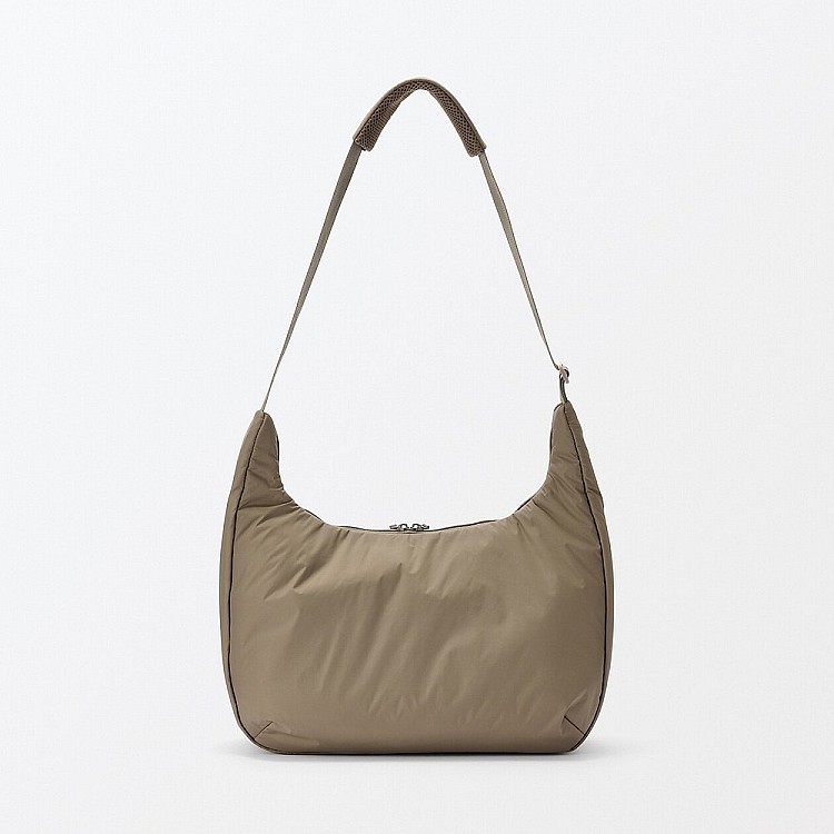 名為「撥水加工鋪棉兩用單肩肩背包」，雖然外觀簡潔，卻能裝下滿滿物品！高達15公升的容量，從筆電、便當、水瓶到日常小物都能收納。內層還有分隔袋設計，外出旅行或通勤上班都能輕鬆駕馭。包身配有深口外袋，可以放置手機、錢包、悠遊卡等隨身小物，隨時取用超方便。主袋則附有拉鍊設計，安全性與實用性兼具。