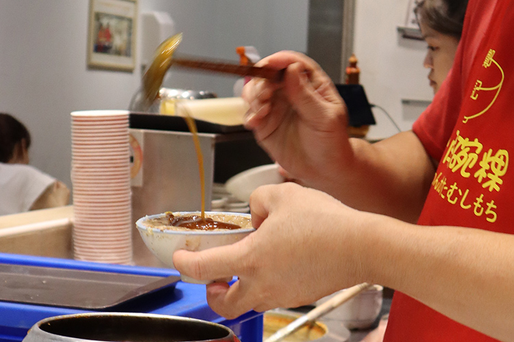 在和平西路三段上，「鄭記碗粿」總能吸引熟客不斷回流。