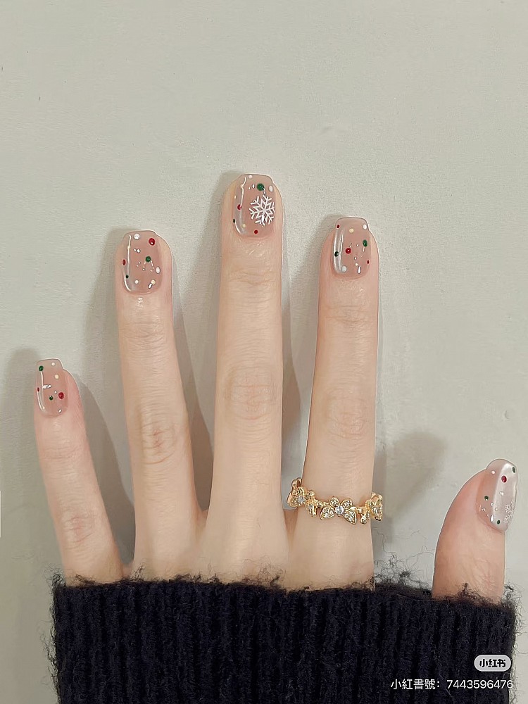 聖誕光療美甲推薦3:透膚波點