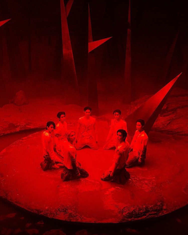 為什麼大家都說Enhypen是「吸血鬼男團」？從出道就把「吸血鬼」概念做成一套可追的敘事宇宙，不只MV、概念照處處埋線，還延伸出Webtoon作品《Dark Moon: The Blood Altar》，把成員對應成角色，直接變身「撕漫男團」，讓粉絲越追越上癮！