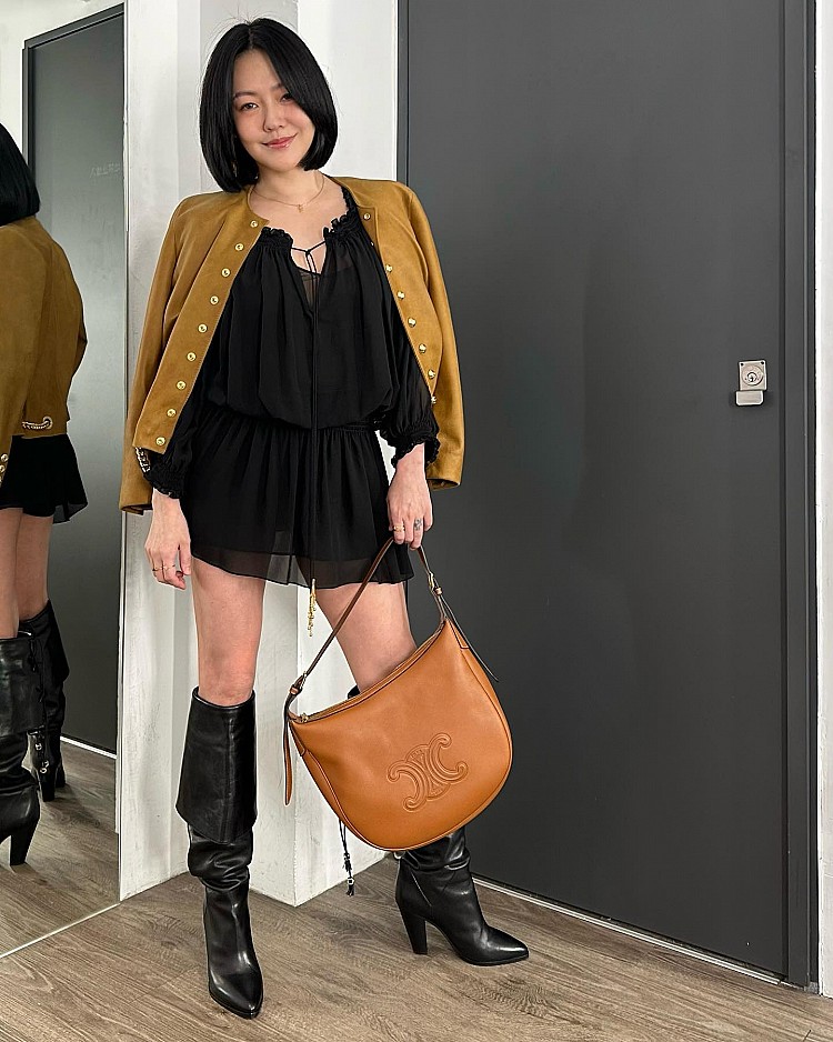 小S日前在Netflix影集《此時此刻》記者會上，以一身Celine黑色雪紡短洋裝飄逸又帶點性感，披上大地色麂皮外套，腳踩著黑色長靴，整體層次瞬間更豐富！