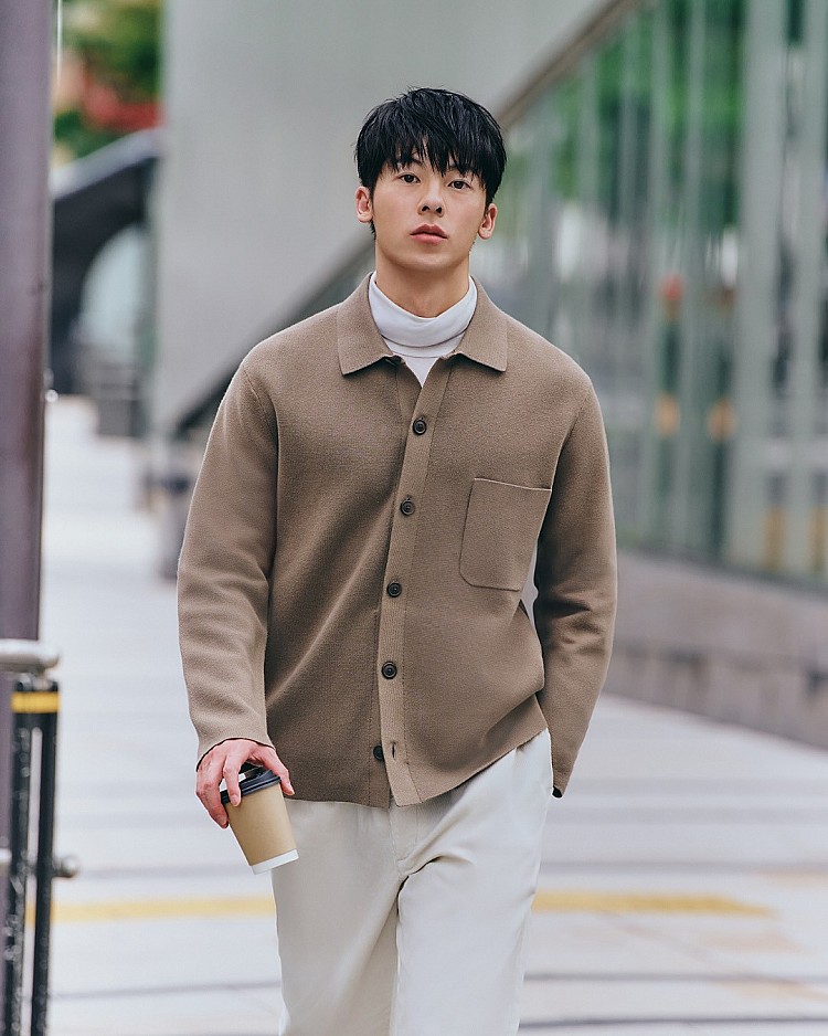 發熱衣想穿得更保暖，關鍵不是「穿上就好」，而是把它當作冬季穿搭的基層來運作。第一，別選到過緊：保暖靠的是皮膚與衣物間保留一層「靜止空氣」，太緊會把空氣層壓扁、反而散熱更快；理想狀態是貼合但不壓迫，能伸展、抬手不勒才對。第二，穿著順序要對：發熱衣請直接貼身穿，才能把汗氣帶離肌膚、避免濕冷；若內層再塞一件不排汗的棉T，容易悶出汗，暖度立刻打折。第三，依活動量調整：久坐通勤或辦公室偏靜態，選中等厚度發熱衣，加一件能撐出空氣層的中層（針織、刷毛外套）更穩；需要走動或戶外運動，內層改用較薄、排汗快的款式，把保暖交給可穿脫的外套，避免流汗後更冷。記住：越動越乾爽，越靜越重層次，暖一整天才有感。