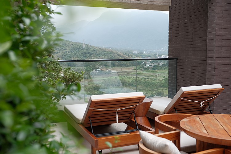 以金山聞名百年的氯化物硫酸鹽泉為核心亮點，全館211間客房都有獨立溫泉池與陽台