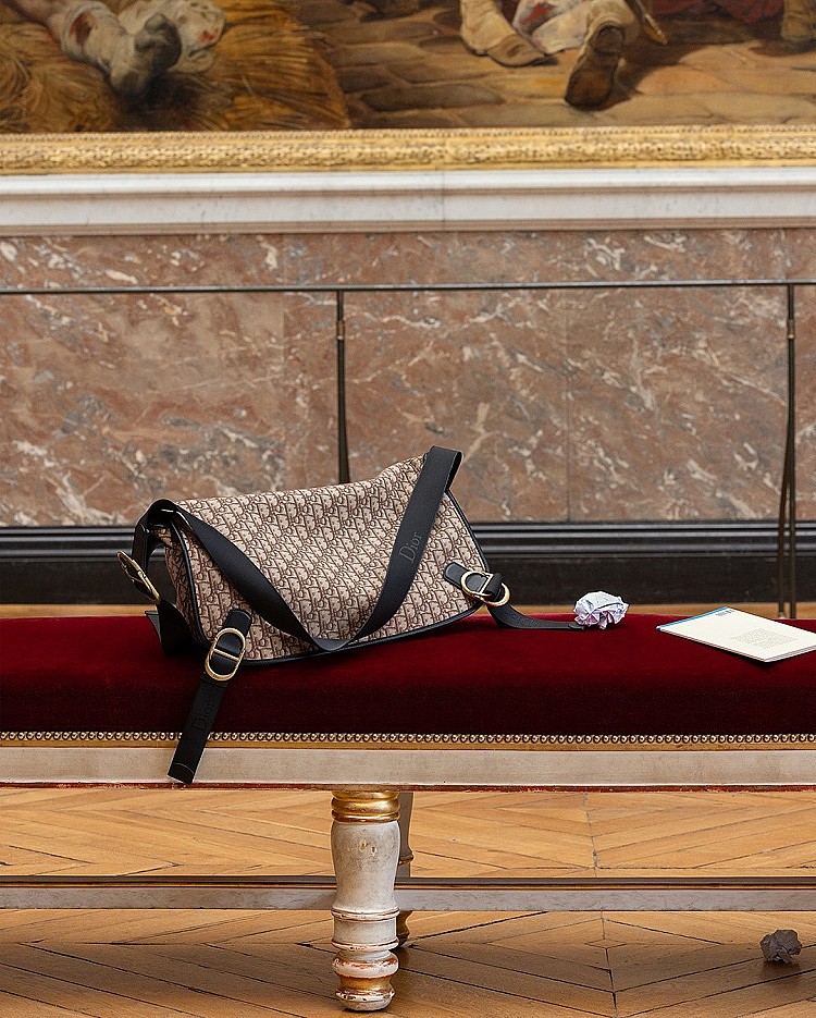 談到 Dior，就不能不提到品牌最具代表性的「Oblique老花」圖紋。這款誕生於1967年的設計，由當時的創意總監 Marc Bohan 所打造，以 Dior 字樣重複排列組成。