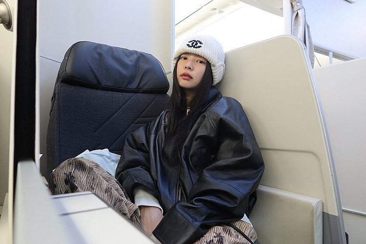 Jenneie示範這套皮革夾克本身的箱型輪廓（boxy fit） 也讓身形比例更乾淨俐落，即使內搭厚針織、帽T都能保持空氣感。是今年最流行、也最容易駕馭的皮衣輪廓之一。