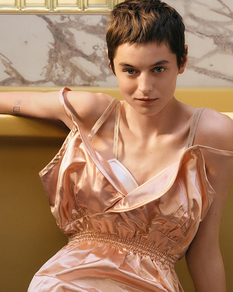 首款香水作品－Miutine由英國演員 Emma Corrin 代言