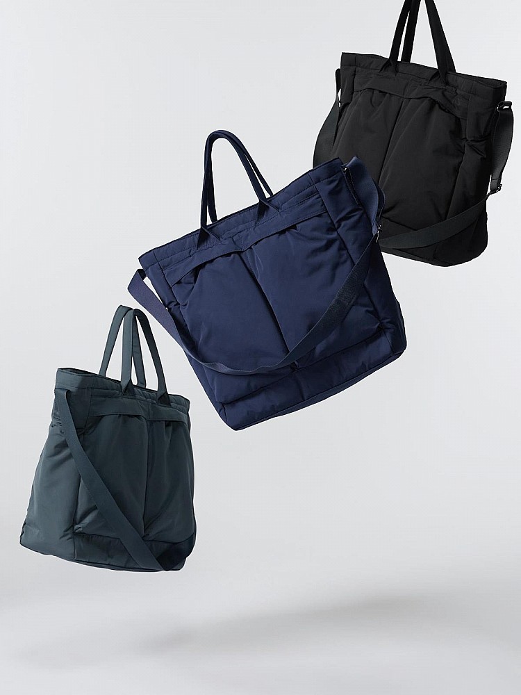 本季Uniqlo: C系列話題新品「2Way萬用包」，由曾任Chloé、Givenchy創意總監的Clare Waight Keller操刀設計，延續她擅長的極簡高級感