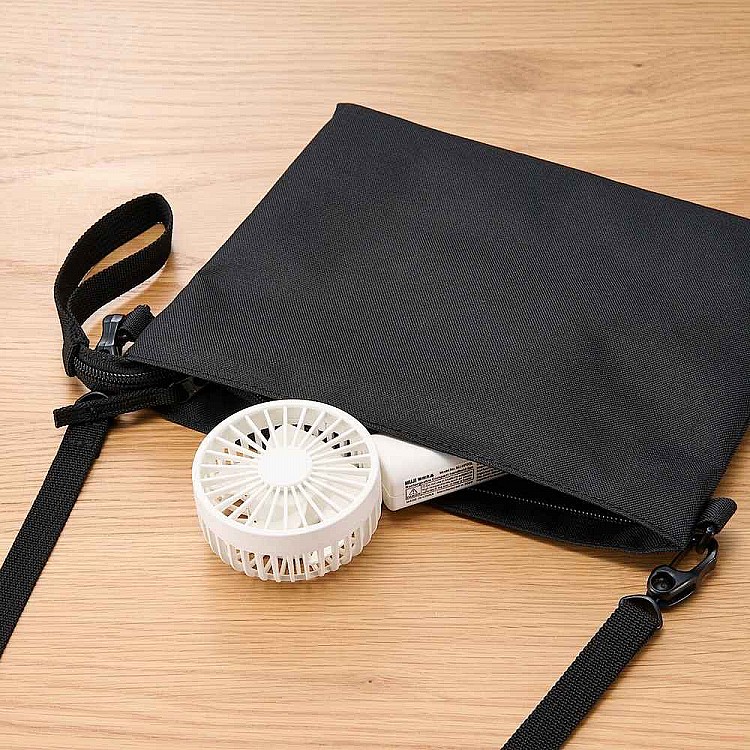 這款隨身風扇體積小、重量輕，卻具備四段風力調整，不論通勤、排隊或戶外活動都能立刻派上用場。