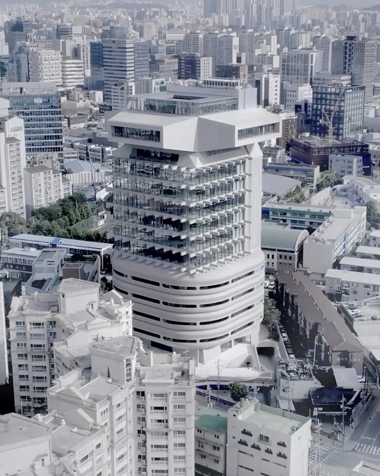 2025首爾聖水洞最新打卡地標！Haus Nowhere Seoul 9月正式開幕，這棟純白未來感建築，以「The Future Returned」為概念，把建築設計、科技與藝術融合，打造一處超越購物本質的沉浸式場景，宛如提前邁入2050年的未來世界。