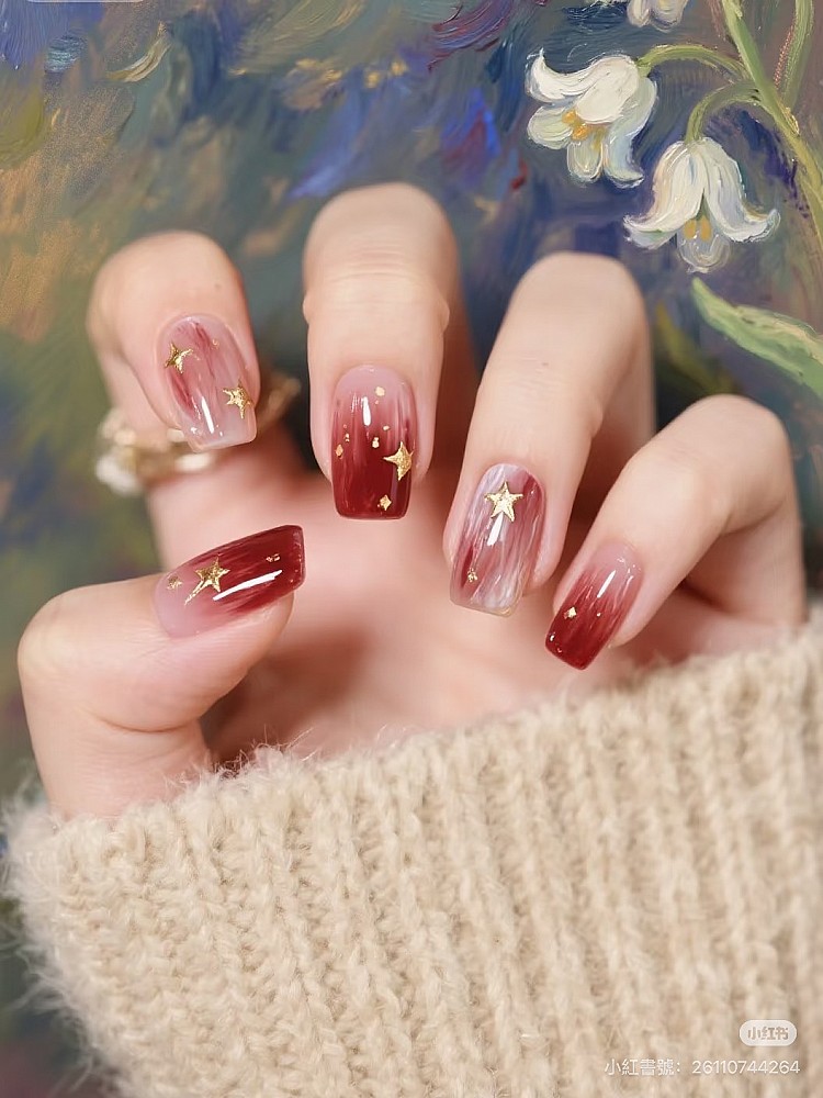 聖誕光療美甲推薦8:紅色漸層星星