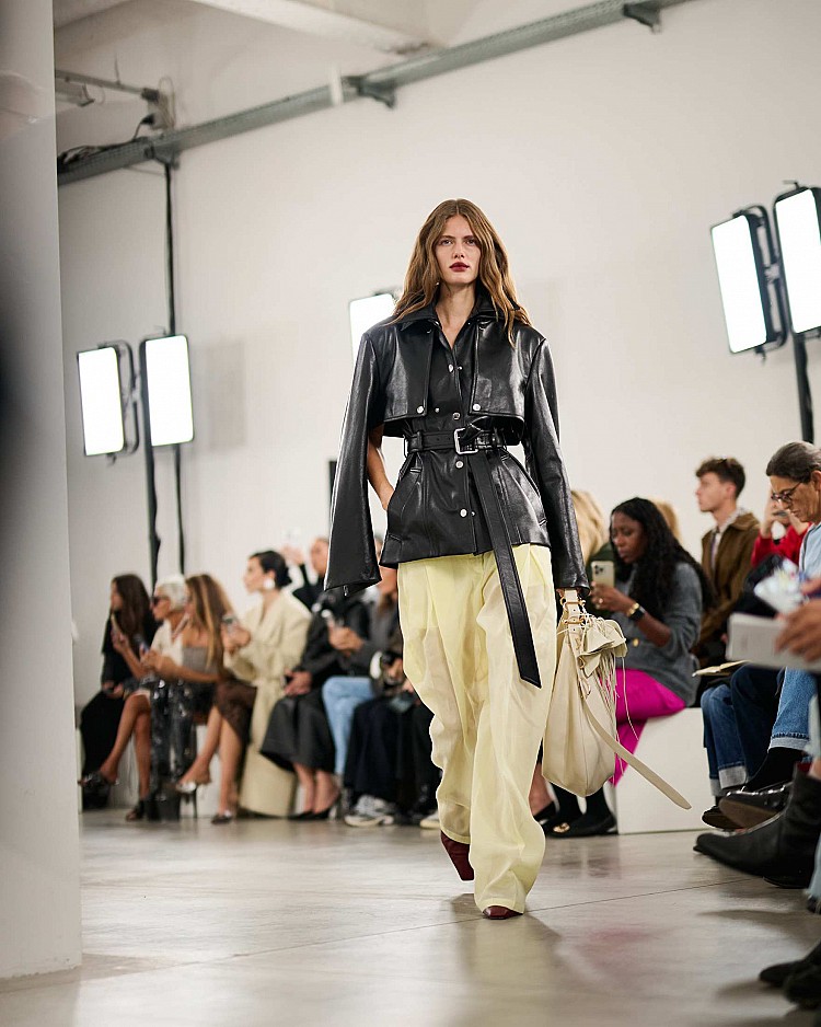 短版夾克是本季最令人驚豔的單品之一。Sportmax以俐落線條結合建築結構思維，創造出「柔中帶硬」的力量感。皮革、羊毛與透膚材質的混搭，使夾克不再只是實用外套，而成為能呼吸、能流動的雕塑。