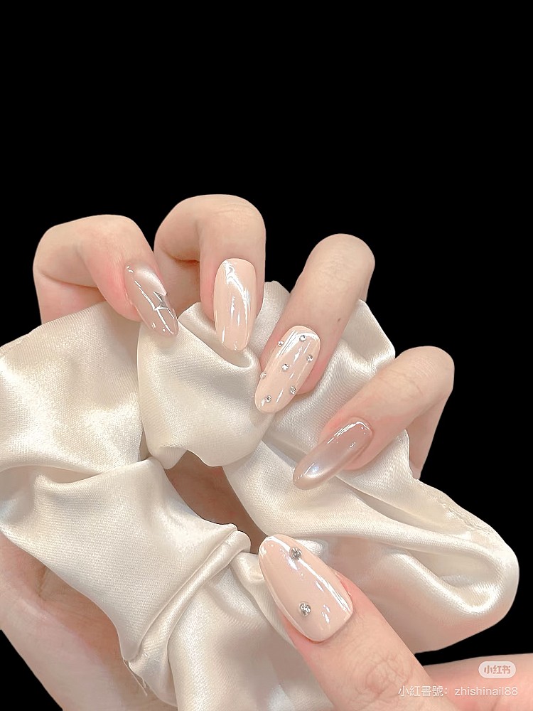 2025裸色光療美甲推薦8：優雅鑽飾