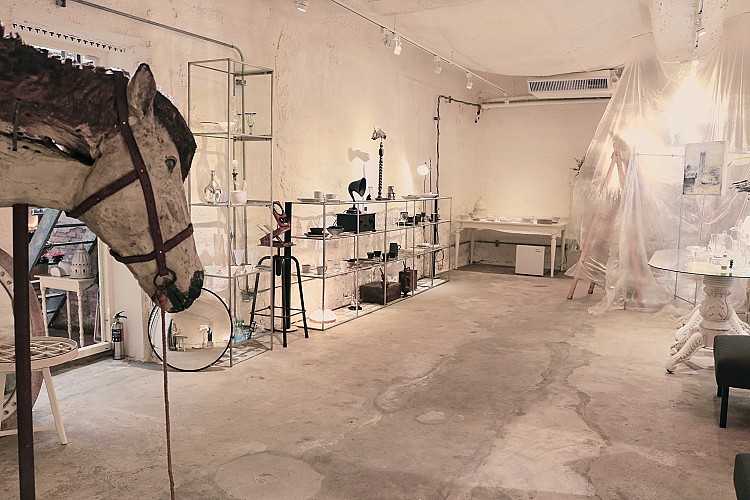 Pipaol And Love空間前身是一處廢棄的冷凍庫空間，改造後並未刻意消除原有痕跡，而是保留牆面質地與較為封閉的空間尺度，讓結構本身成為氛圍的一部分。