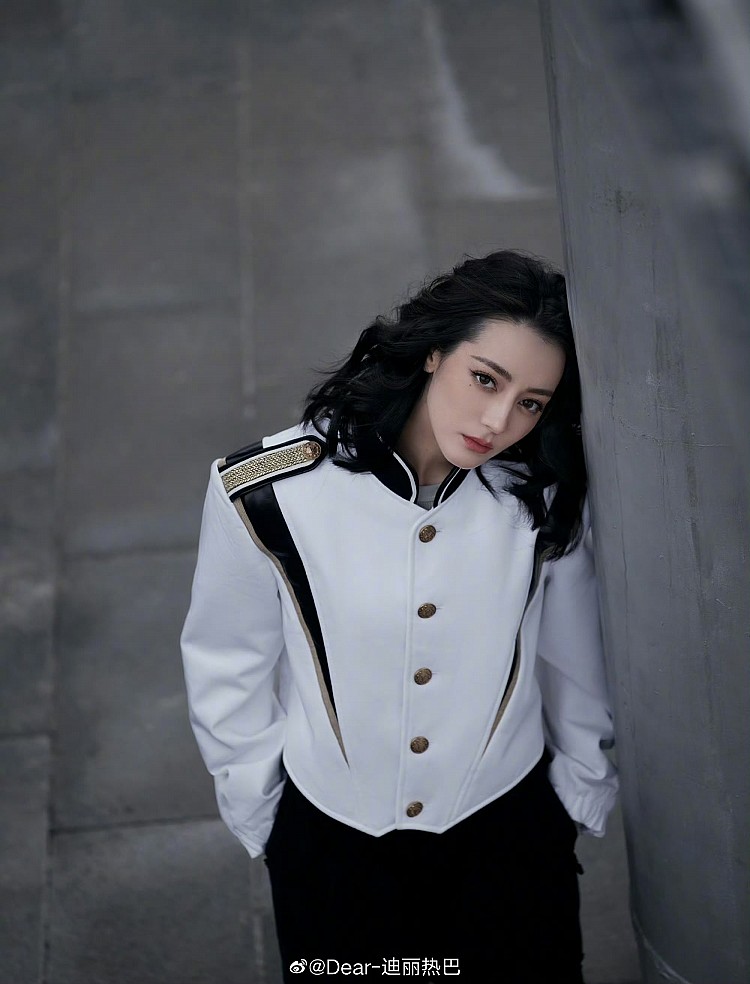 迪麗熱巴長髮燙髮造型推薦6：麥穗捲