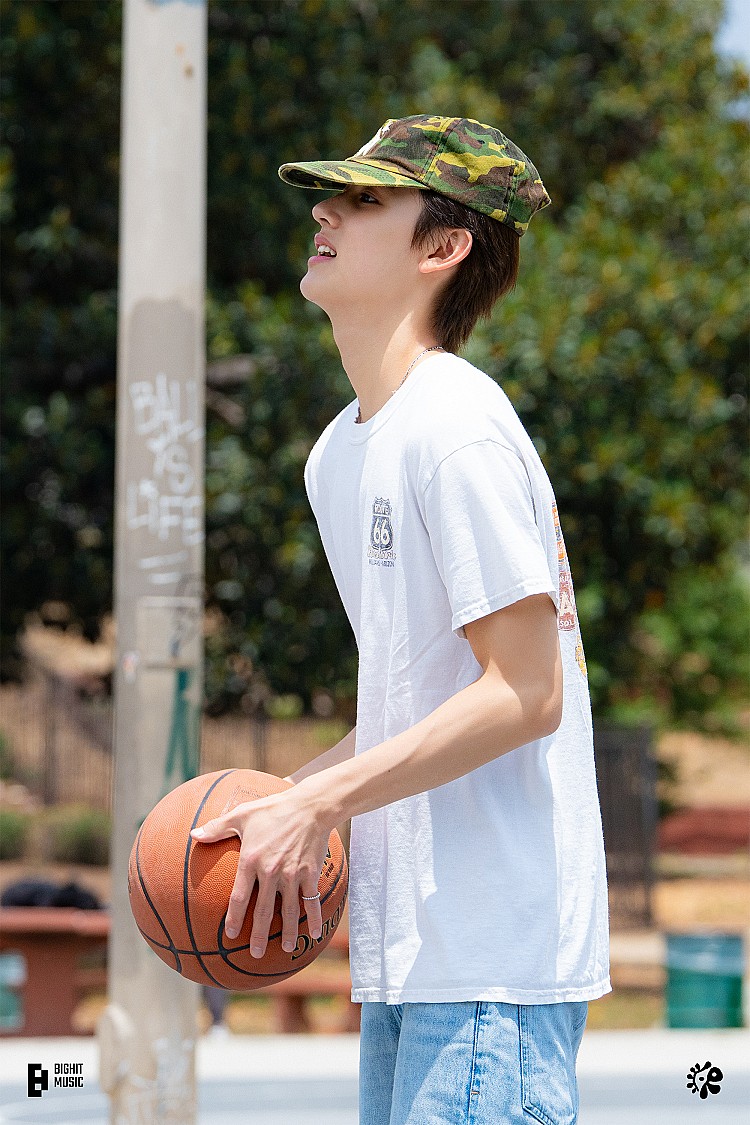 從練習生時期就創作破百首歌的嚴成玹，風格也最有文青創作少年的味道。襯衫內搭白T、針織背心、細框眼鏡、寬版長褲，是他很有辨識度的造型組合。色彩偏米、卡其、深藍等柔和色調，透過疊穿製造層次感，看起來低調卻很耐看，像是把音樂創作人的氣質直接穿在身上。