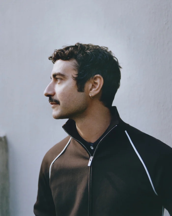 Prada集團本週正式完成Versace百分百收購,然而時尚圈的大風吹繼續:Versace 創意總監 Dario Vitale 上任不到一年便火速下台。這位原任 Miu Miu設計總監、在四月接棒 Donatella Versace 的新創意舵手,僅以一季伸展台作品亮相,12月12日正式卸任,結束極短暫的職涯。消息指出,Vitale 近日已數日未在米蘭辦公室露面,而 Versace 也隨後證實了他的離任。品牌發表聲明,感謝他在過渡期中對創意策略的貢獻,同時預告將於稍後公布接班人選。