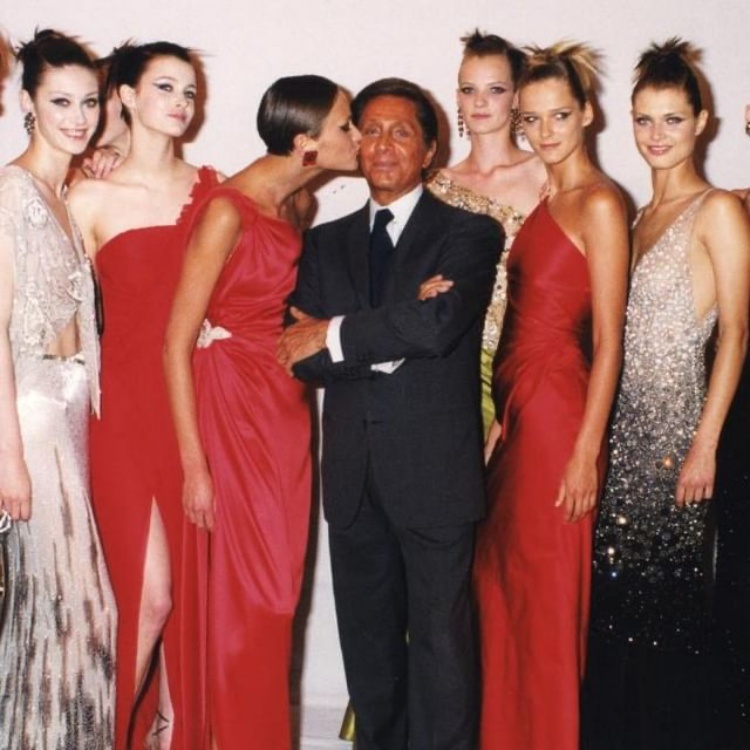 1959年，那件點綴玫瑰的「Fiesta」紅色短裙禮服，正式奠定他在高級時裝界的地位，也讓「Valentino Red」成為時尚史上最具辨識度的色彩之一。奢華、浪漫、極致工藝，是他留給世界的美學語言。