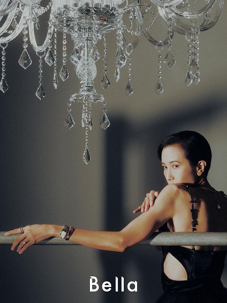 談到 Karen，不能不提她經典的莫氏情歌：〈他不愛我〉、〈廣島之戀〉、〈愛情〉、〈陰天〉、〈忽然之間〉、〈寂寞的戀人〉、〈愛〉、〈如果沒有你〉等，這些作品形塑她的演藝之路，也填補許多人的青春，「可以用歌聲感動人，是最幸福的事。」  談到作詞人李焯雄，Karen 嘴角揚起微笑，「我們的默契相當微妙。他很了解我的個性、脾氣、咬字發音，也知道我適合唱什麼、怎麼樣表達歌曲。」從〈沒時間〉、〈愛我的請舉手〉、〈單人房 雙人床〉，到〈如果沒有你〉等，每一首都是代表作。