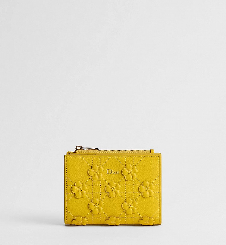 想讓錢包在日常使用中扮演「守財」角色，顏色往往是最先被討論的關鍵。在風水民俗觀點中，黑色、咖啡色、深棕色與墨綠色，多半被視為象徵穩定、累積與財務掌控，因此常被建議作為長期使用的錢包主色；金色、黃色則帶有財富與豐盛的象徵意涵，適合希望提升整體財運氛圍的人。