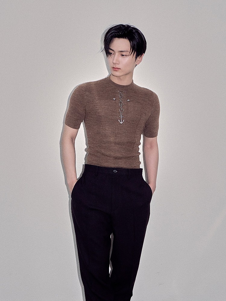 ENHYPEN成員介紹：JAKE沈載倫 生日｜2002/11/15（23歲） 國籍｜南韓、澳洲 身高｜175公分 MBTI｜ISTJ生日｜2002/11/15（23歲） 國籍｜南韓、澳洲 身高｜175公分 MBTI｜ISTJ