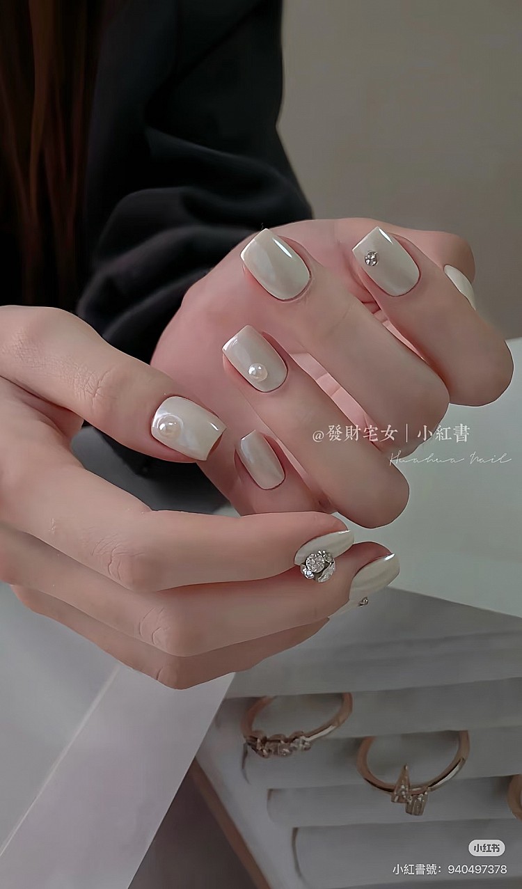 珍珠白光療美甲推薦7:簡約小碎鑽