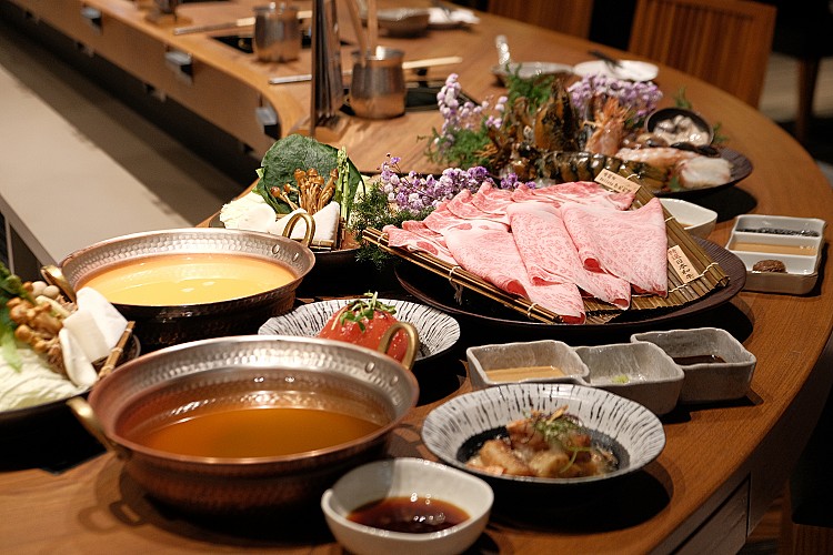 主打涮涮鍋、壽喜燒、水炊鍋等多樣鍋物，以日本和牛、西班牙Bellota伊比利豬及台灣黑羽土雞為核心食材。
