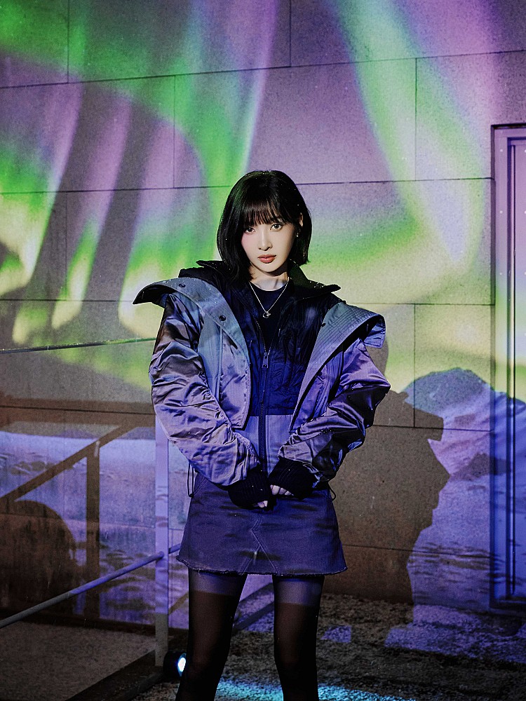 最具辨識度的，是中間拉鍊的分體式兜帽設計，可拆分成俐落的大翻領，這個源自早期飛行員為避免帽兜干擾而誕生的細節，經過數十年的演化，如今成為視覺與實用兼具的設計亮點，也難怪Red Velvet Joy也上身！