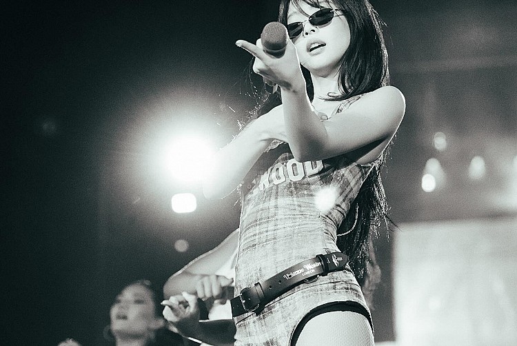 Jennie近期在BLACKPINK演唱會上，以一身Vivienne Westwood的格紋連身背心搭配無框墨鏡的Y2K造型，而這隻墨鏡竟然原價不到三千元？！藉此機會以下盤點6個「三千有找的墨鏡」，從台灣品牌到歐美品牌都在這！