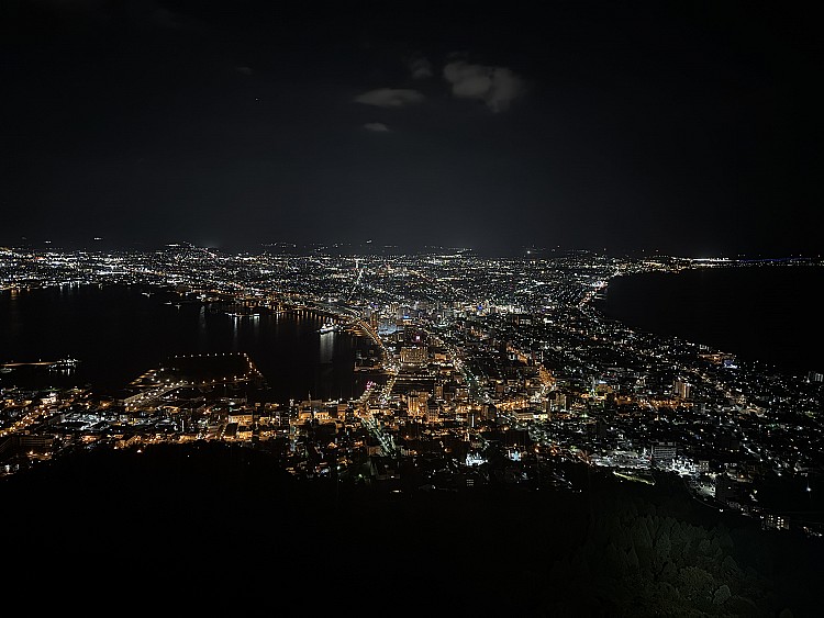 被譽為「百萬夜景」的函館山夜色，可不是浪漫誇飾，據傳整座城市一夜間點亮的燈光，成本高達百萬美元，因此以「百萬夜景」形容其壯麗景象。