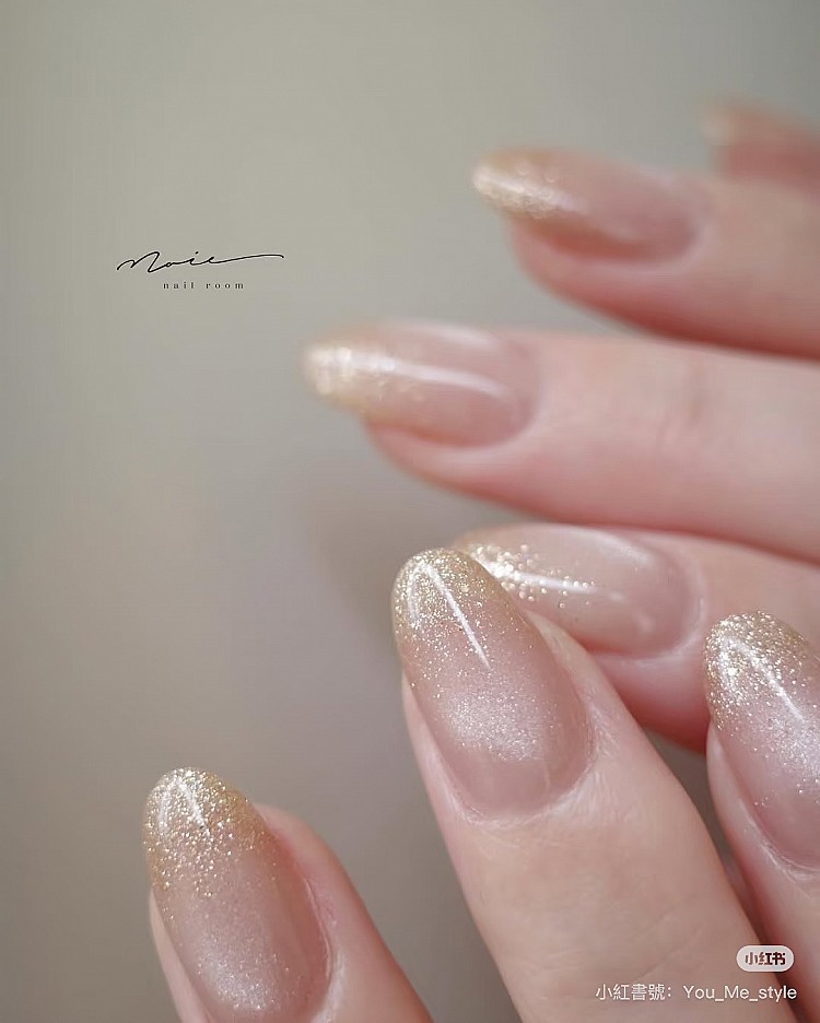 裸色貓眼美甲推薦8:亮片漸層