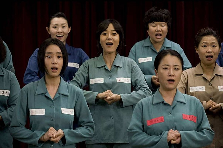 《陽光女子合唱團》故事改編自韓國 2010 年上映，由金倫珍、羅京子等實力派演員主演的電影《美麗的聲音》。