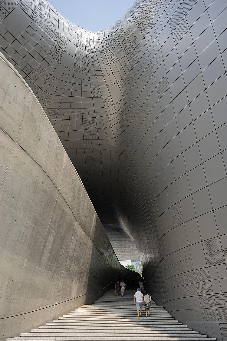 首爾東大門設計廣場不僅是韓國當代建築的代表作，也因其獨特的流線造型與豐富展覽活動，成為許多國際旅客造訪首爾時必排入行程的人氣景點。