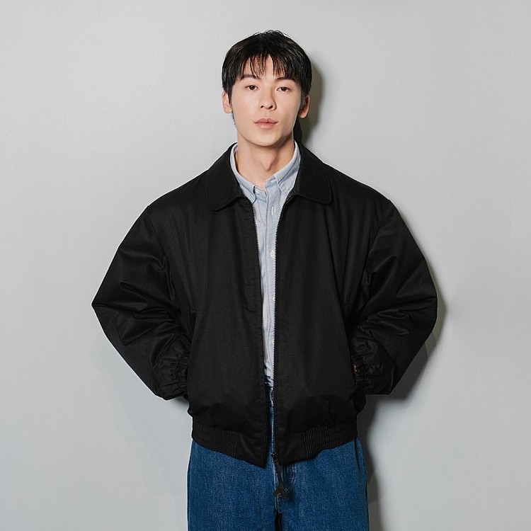 由Hermès前創意總監 Christophe Lemaire親自操刀，如今在U系列之中，貫徹極簡與機能的融合哲學，延續「Uniqlo U」系列的低調實用基因，將高級剪裁語彙轉化為日常設計，打造出一款兼具修身比例與多場景適穿性的萬用單品。