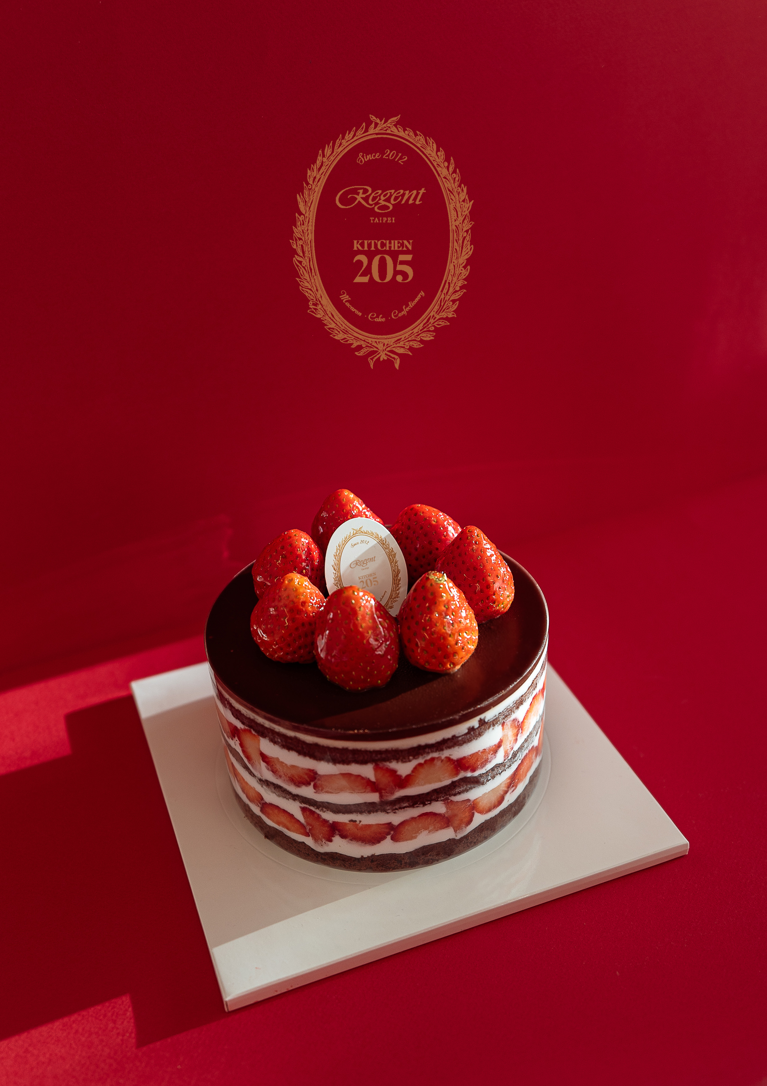 除了鎮店之寶「經典草莓園蛋糕」,全新登場的「巧克力草莓園蛋糕」反而更讓人眼睛一亮,以巧克力海綿蛋糕為基底