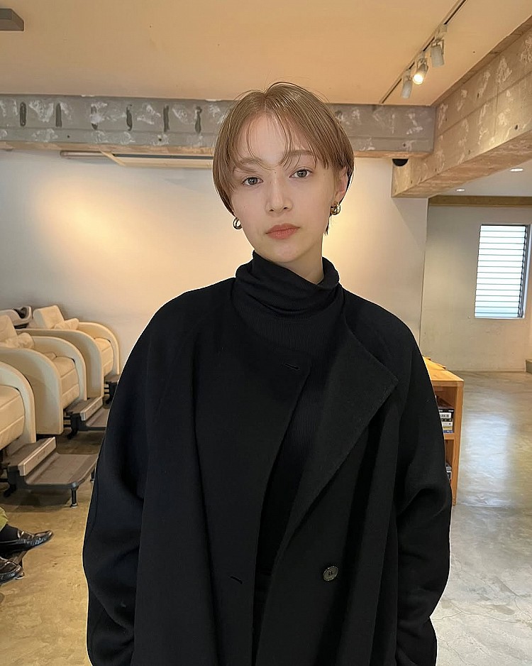 奶茶棕髮色造型推薦9:中分極短髮