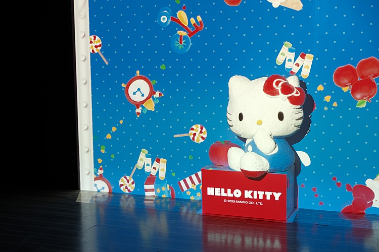 台灣首度亮相的互動展區〈Touch Hello Kitty〉,以大型螢幕與投影技術打造沉浸式體驗