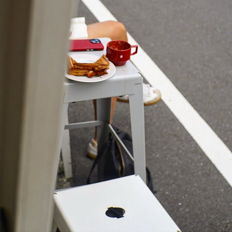 室內呈狹長動線，一踏入店內便是開放式吧台，像將街角延伸進室內般自然。