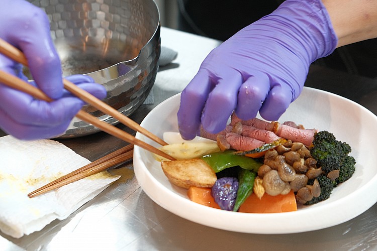 食材與湯頭的比例設計得「剛剛好的飽」,不會讓人吃到最後覺得負擔。