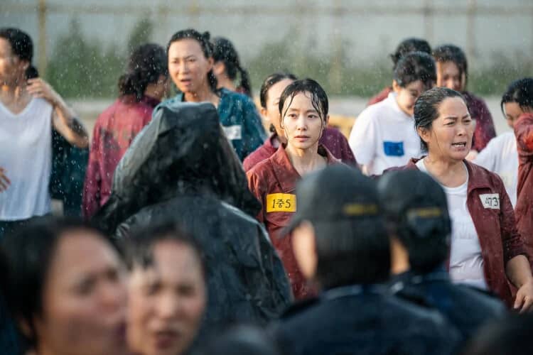 《認罪之罪》不只聚焦嫌犯與受害者，還透過鄰居、家屬、警察、網路酸民等群像角色，呈現出現實世界中最常見卻最殘酷的犯罪現象：旁觀者其實也參與了加害...這些角色的存在讓劇情不只是處理一樁案件，更像一場大型的社會實驗，也帶領著大家在真假、善惡與操控之間反覆被拉動，形成整劇最獨特的懸疑張力。