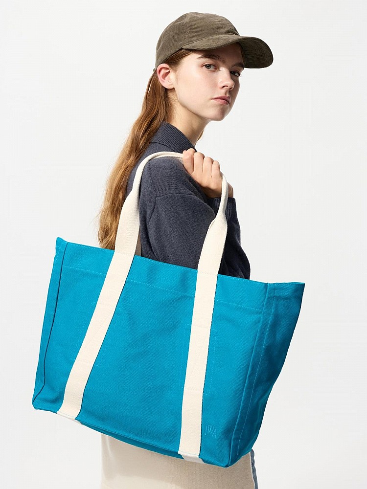 這款托特包配有雙層提把設計，可依需求調整為手提或肩背使用。內部設有多格收納空間，包含可放手機、錢包、筆電等大小隔層，滿足上班、上課與短途旅行的多元需求。