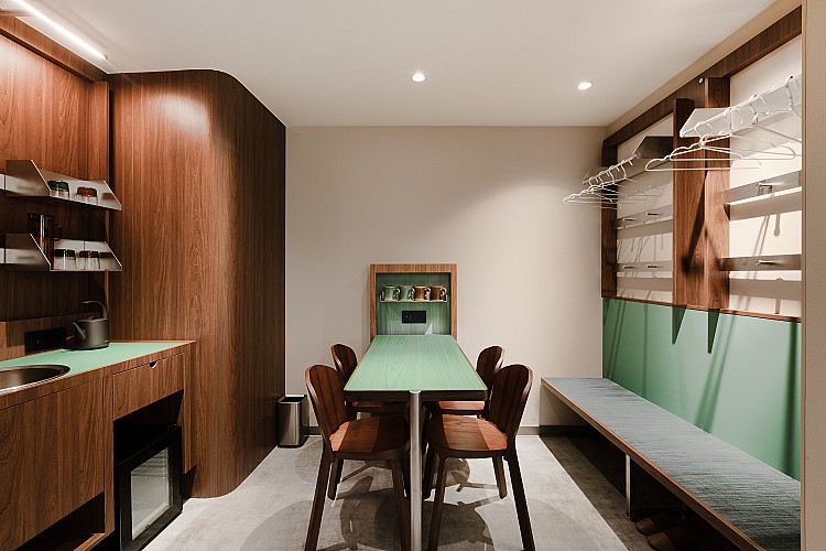 Oani綠洲的客房設計像是一場生活質地的再編輯，品牌並未追求奢華符號，而是選擇精準、有溫度的日常物件作為陪伴旅人的節奏。