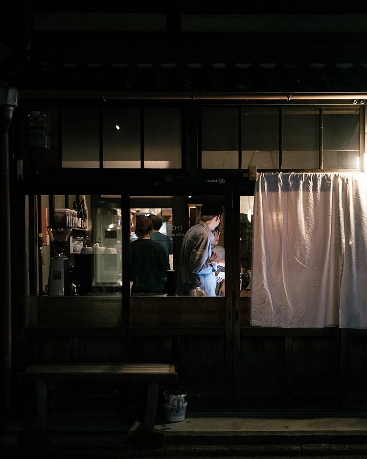 藏身老京都風情的西陣裡，「ARCHI coffee & wine」融合町家建築與當代設計語彙，